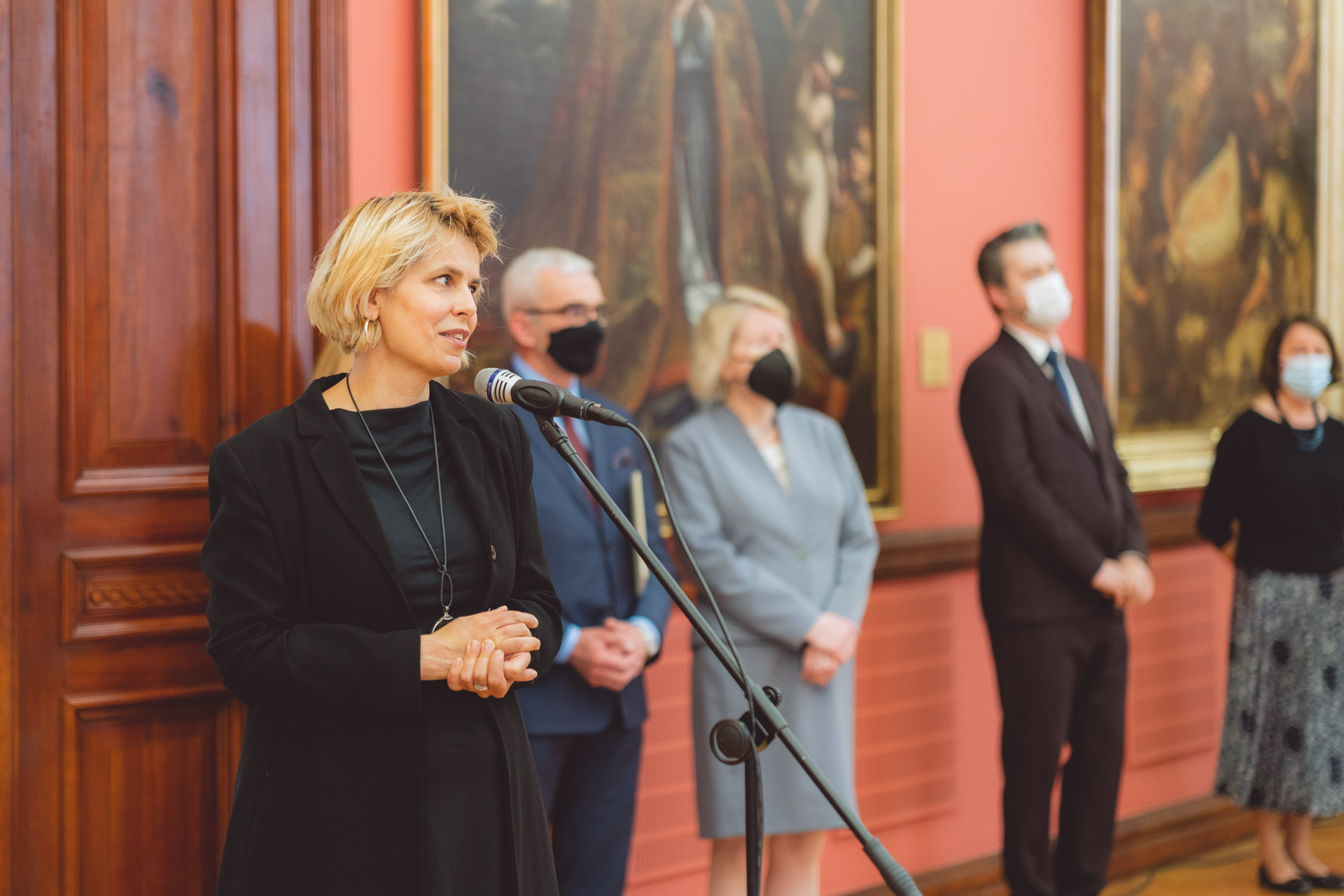Przemawia Ewa Mikołajczak - Dyrektor Towarzystwa Muzycznego im. H. Wieniawskiego w Poznaniu